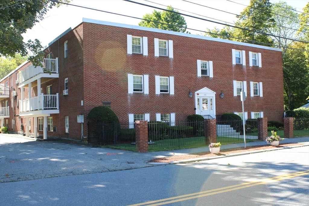 2 bed, 1 bath apartment for rent at 276 Albion St Unit 24, Wakefield — photo 3 of 20
