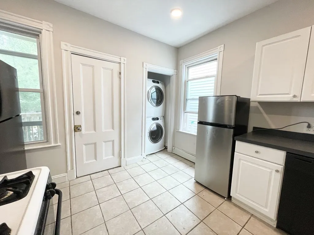 3 bed, 1 bath apartment for rent at 276 East Cottage Unit 3, Dorchester — photo 3 of 11