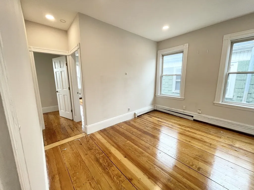 3 bed, 1 bath apartment for rent at 276 East Cottage Unit 3, Dorchester — photo 4 of 11