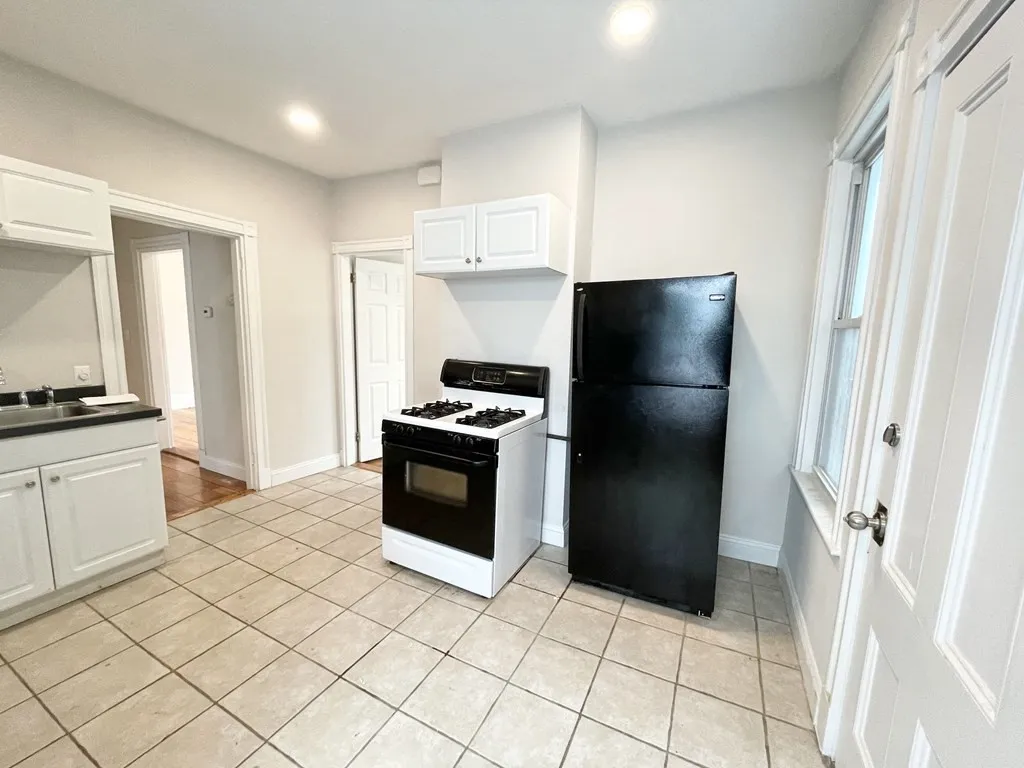 3 bed, 1 bath apartment for rent at 276 East Cottage Unit 3, Dorchester — photo 2 of 11