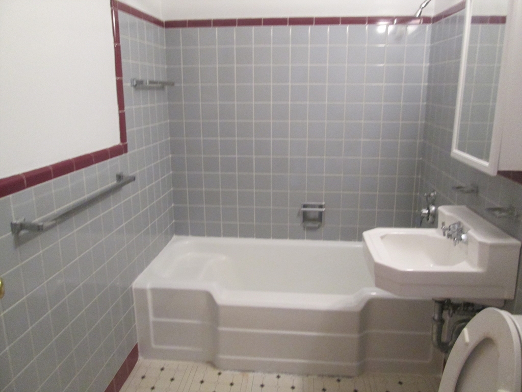 1 bed, 1 bath apartment for rent at 276 Massachusetts Ave Unit 305, Arlington — photo 7 of 8