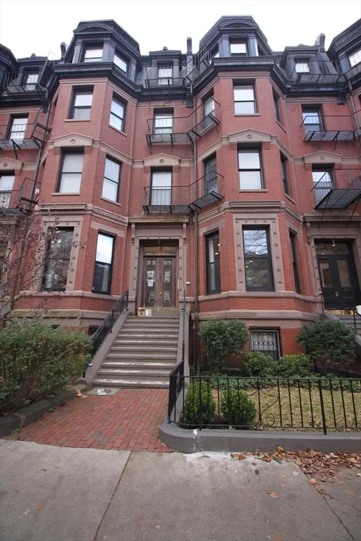 1 bed, 1 bath apartment for rent at 277 Beacon St Unit 2A, Back Bay — photo 2 of 16