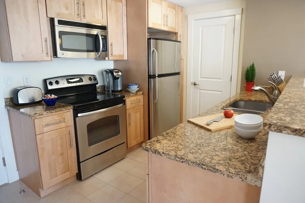 3 bed, 2 bath apartment for rent at 277 Broadway Unit 32, The Port — photo 4 of 12