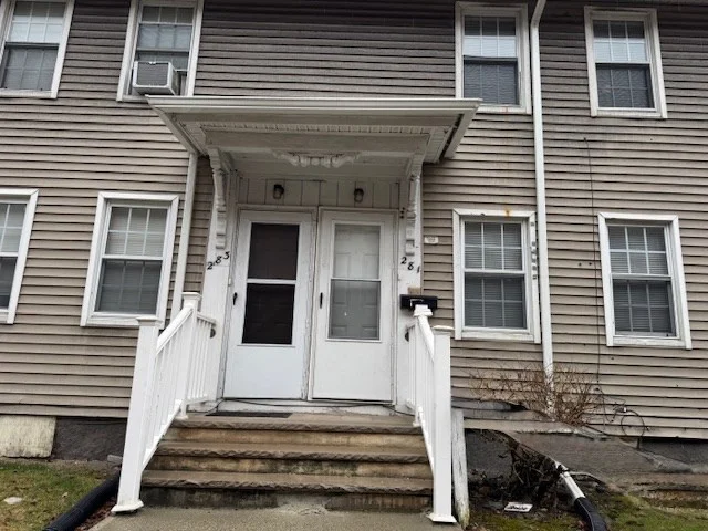 4 bed, 1 bath apartment for rent at 277 E Merrimack St Unit 1, Lowell — photo 3 of 15