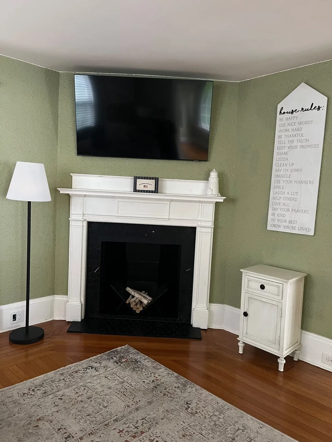 3 bed, 1 bath apartment for rent at 277 Pleasant St, Marblehead — photo 2 of 18