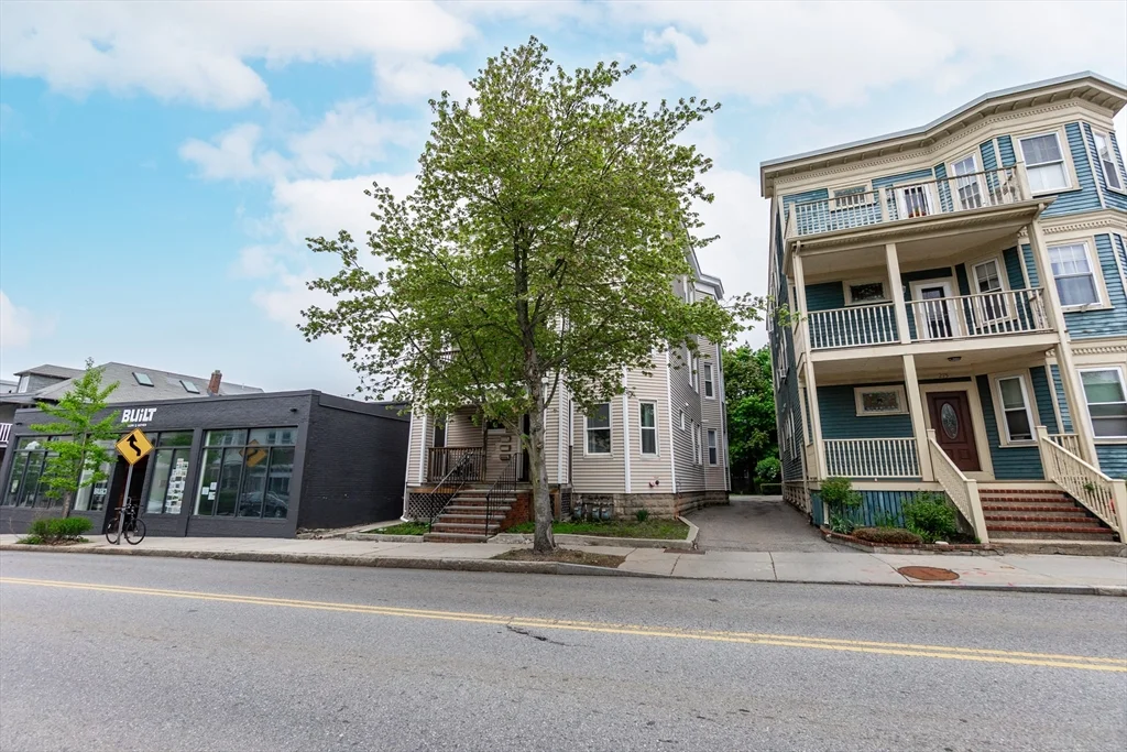 4 bed, 2 bath apartment for rent at 279 Concord Ave Unit 2, Neighborhood Nine — photo 2 of 30