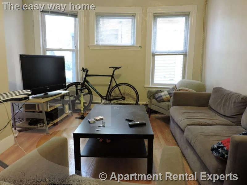 3 bed, 1 bath apartment for rent at 279 Pearl St Unit 1R, Cambridgeport — photo 3 of 11