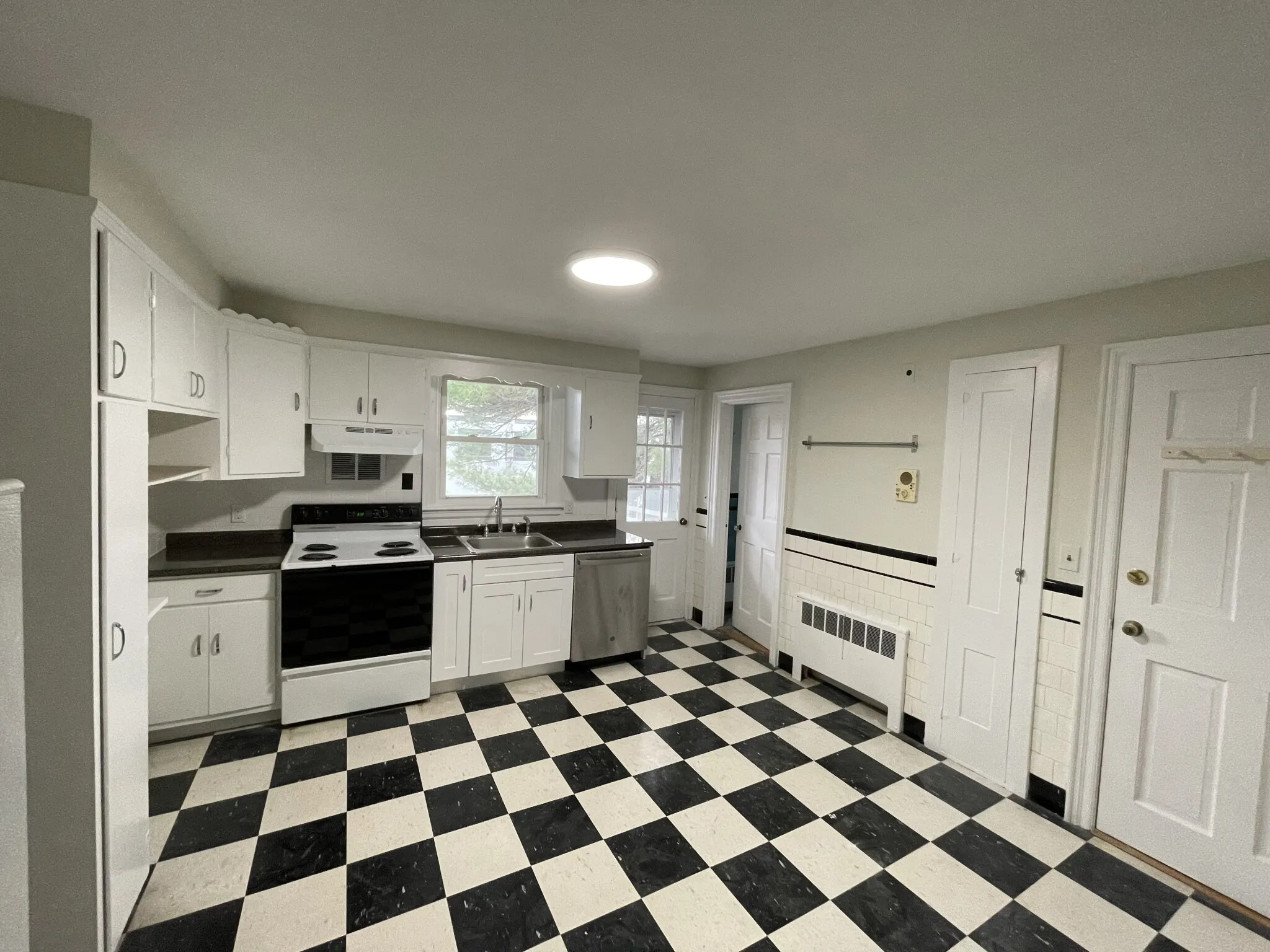 1.5 bed, 1 bath apartment for rent at 279 Washington St Unit 2, Ward Two