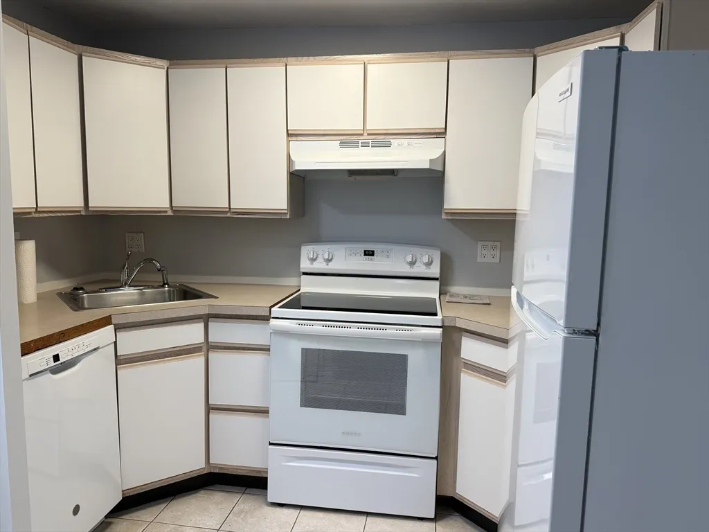 2 bed, 1 bath apartment for rent at 279 West Fellsway Unit 1, Medford — photo 5 of 9