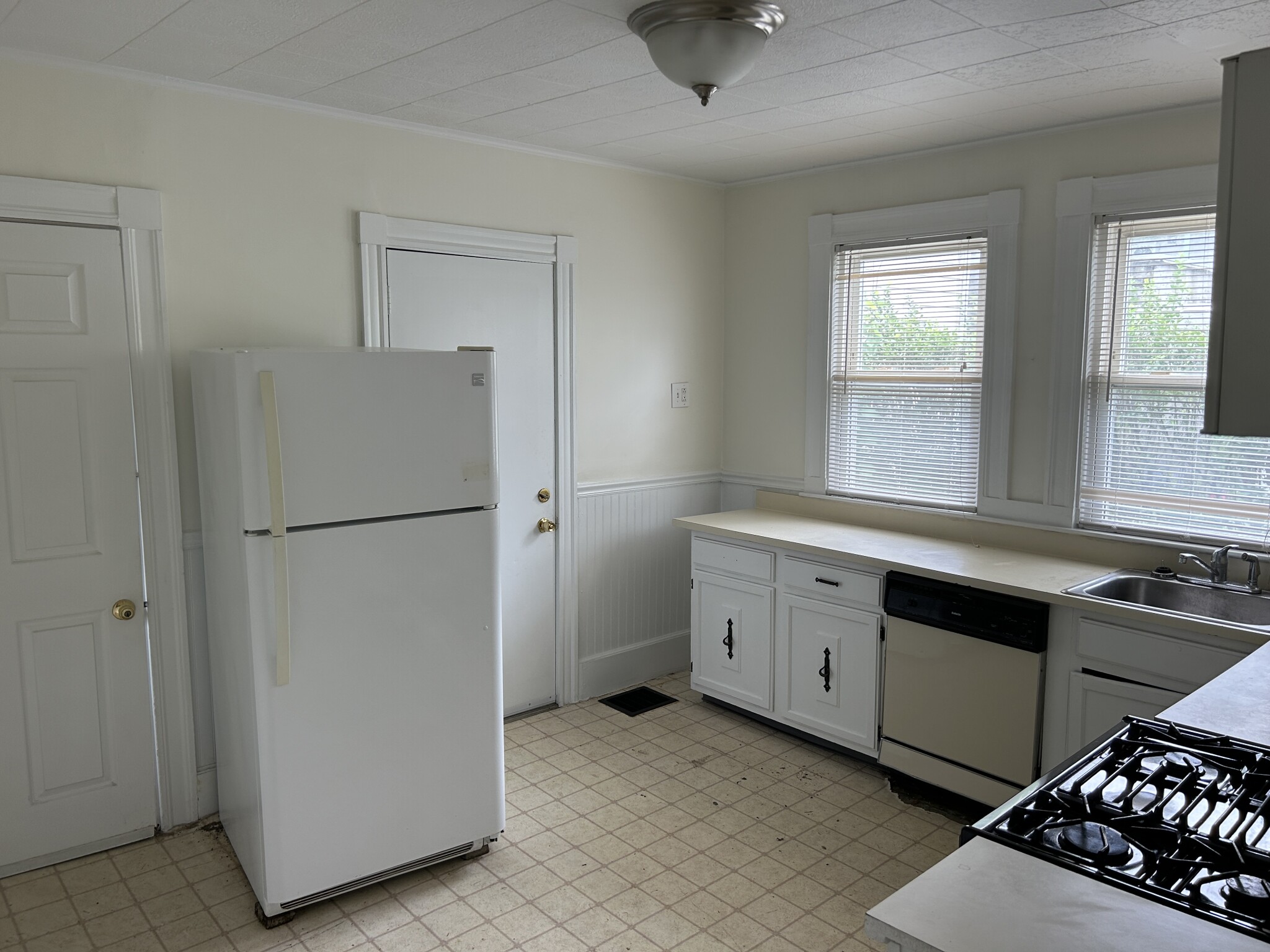 4 bed, 1 bath apartment for rent at 27R Albion St Unit 1, Powder House Square — photo 15 of 22