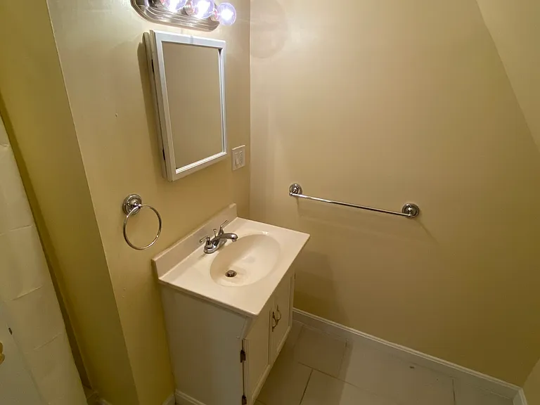 5 bed, 2 bath apartment for rent at 27R Albion St Unit 2, Powder House Square — photo 16 of 26