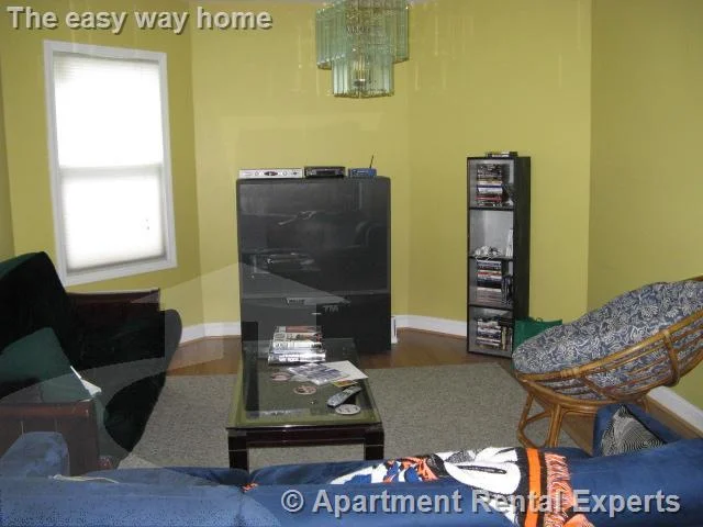 5 bed, 2 bath apartment for rent at 27R Albion St Unit 2, Spring Hill — photo 2 of 9