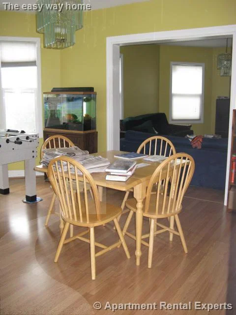 5 bed, 2 bath apartment for rent at 27R Albion St Unit 2, Spring Hill — photo 9 of 9