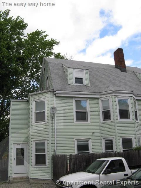 5 bed, 2 bath apartment for rent at 27R Albion St Unit 2, Spring Hill — photo 6 of 9