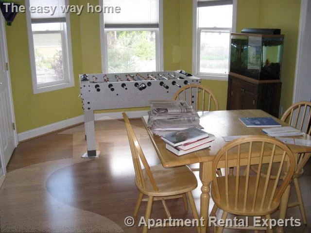 5 bed, 2 bath apartment for rent at 27R Albion St Unit 2, Spring Hill — photo 4 of 9