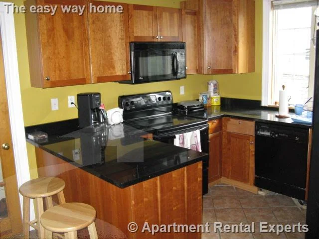 5 bed, 2 bath apartment for rent at 27R Albion St Unit 2, Spring Hill — photo 1 of 9