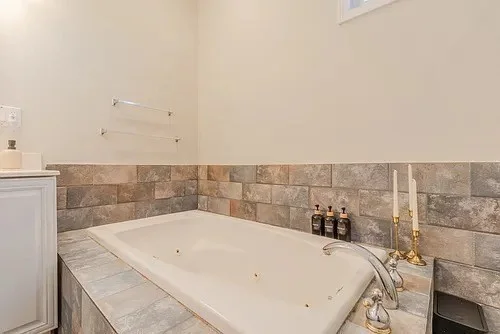 5 bed, 2 bath apartment for rent at 27R Albion Unit 2, Spring Hill — photo 35 of 42