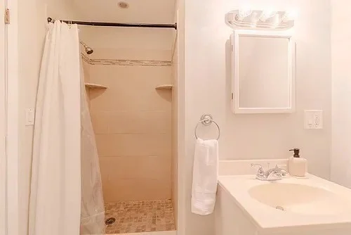 5 bed, 2 bath apartment for rent at 27R Albion Unit 2, Spring Hill — photo 16 of 42