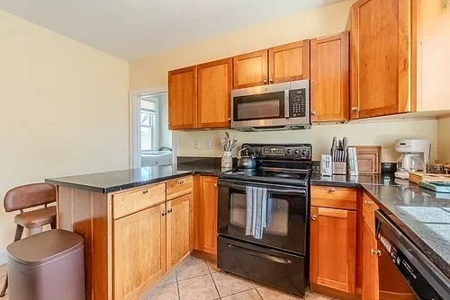 5 bed, 2 bath apartment for rent at 27R Albion Unit 2, Spring Hill — photo 9 of 42