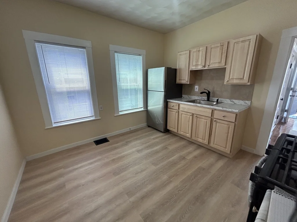 3 bed, 1 bath apartment for rent at 28-30 Harvey St Unit 1, Everett — photo 5 of 14