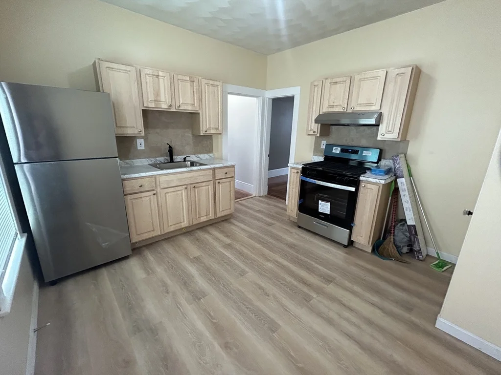 3 bed, 1 bath apartment for rent at 28-30 Harvey St Unit 1, Everett — photo 3 of 14