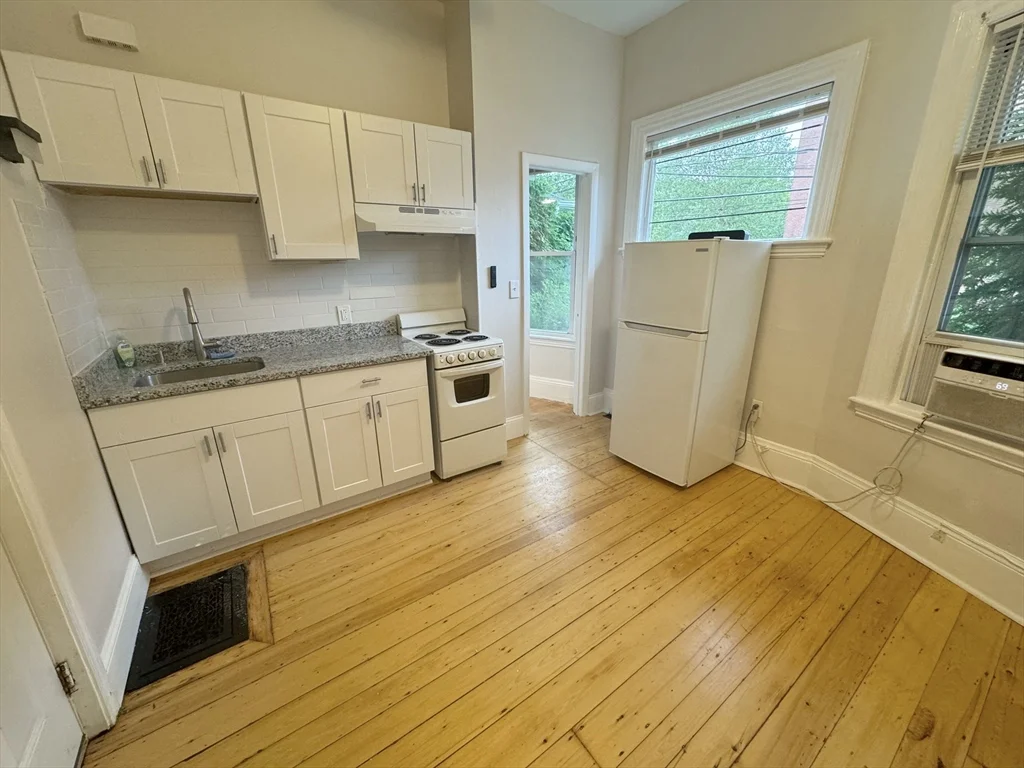 Studio bed, 1 bath apartment for rent at 28 Academy Hill Rd Unit 1F, Brighton