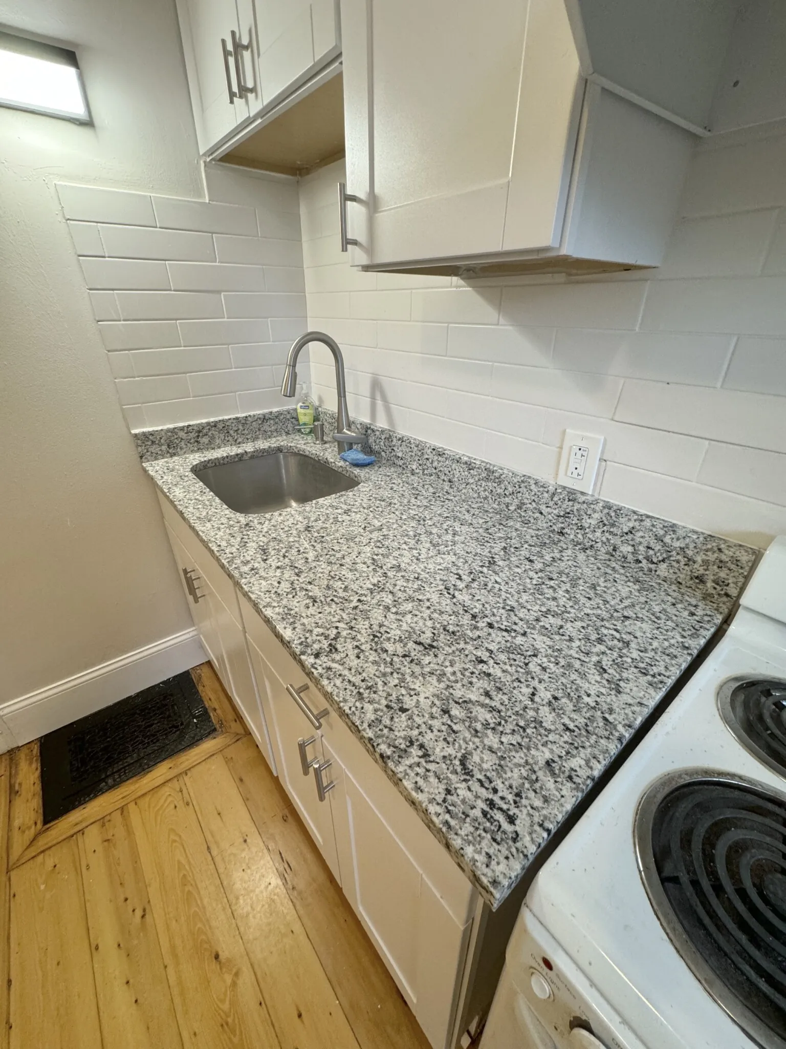 Studio bed, 1 bath apartment for rent at 28 Academy Hill Rd Unit 1F, Brighton — photo 3 of 12