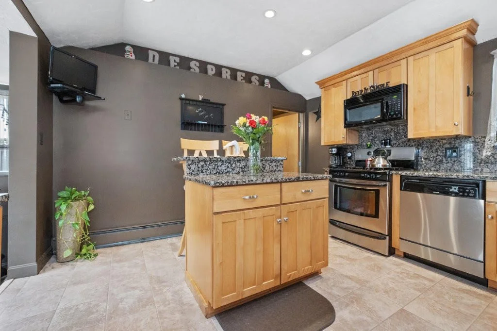 3 bed, 2 bath apartment for rent at 28 Ash St Unit 1, South Side — photo 2 of 23