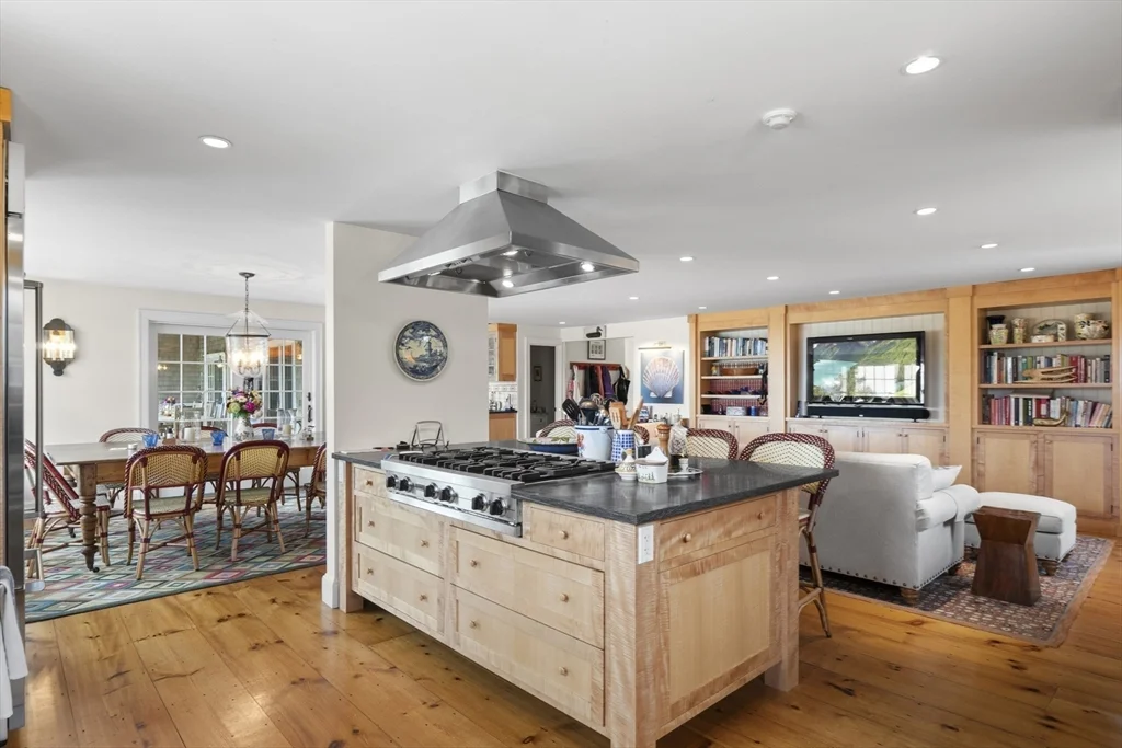 7 bed, 4+ bath apartment for rent at 28 Bosworth St, Nantucket — photo 4 of 34