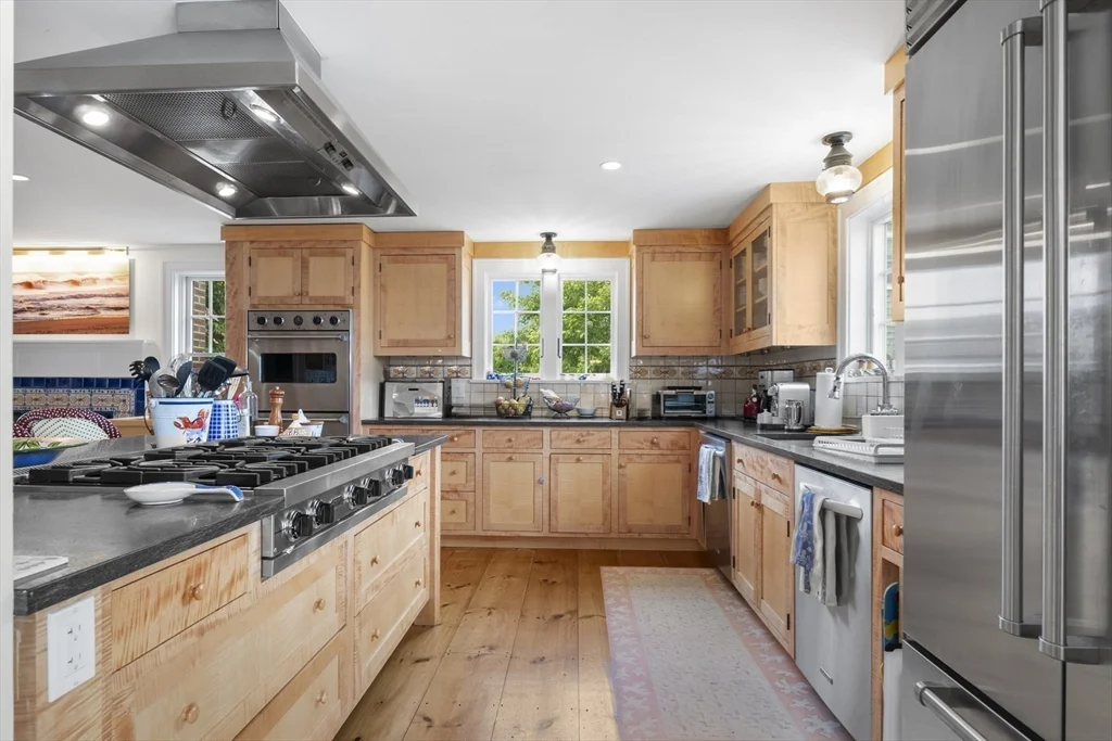 7 bed, 4+ bath apartment for rent at 28 Bosworth St, Nantucket — photo 5 of 34