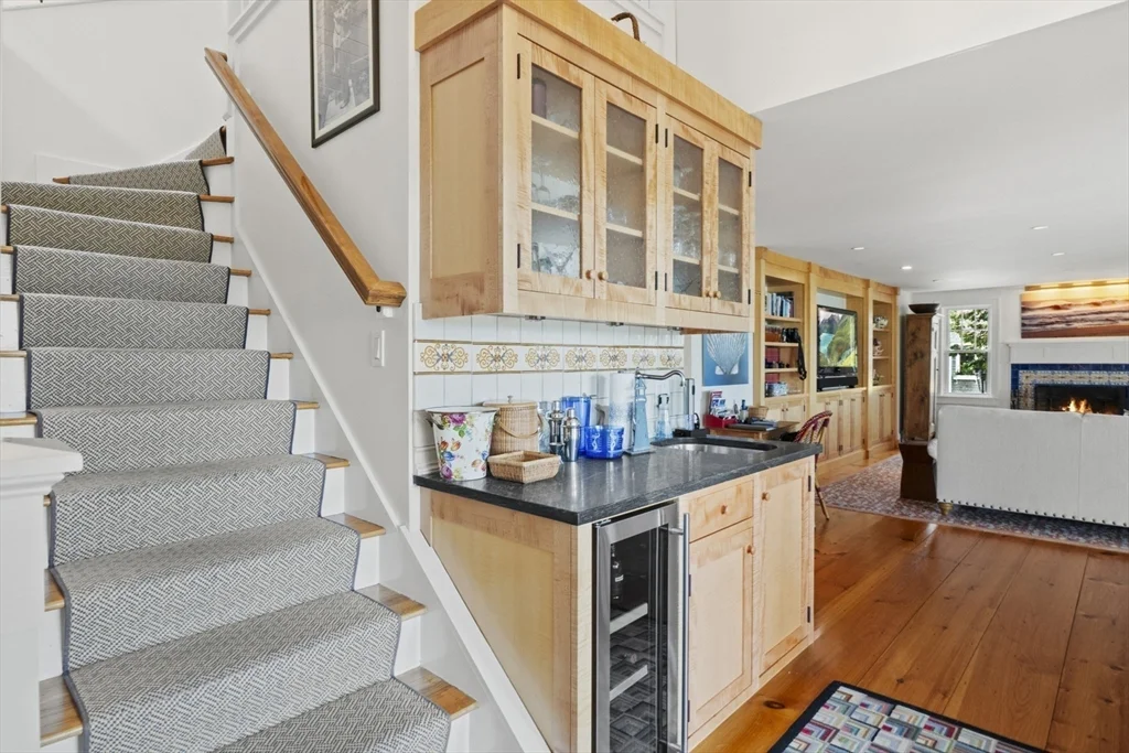 7 bed, 4+ bath apartment for rent at 28 Bosworth St, Nantucket — photo 8 of 34