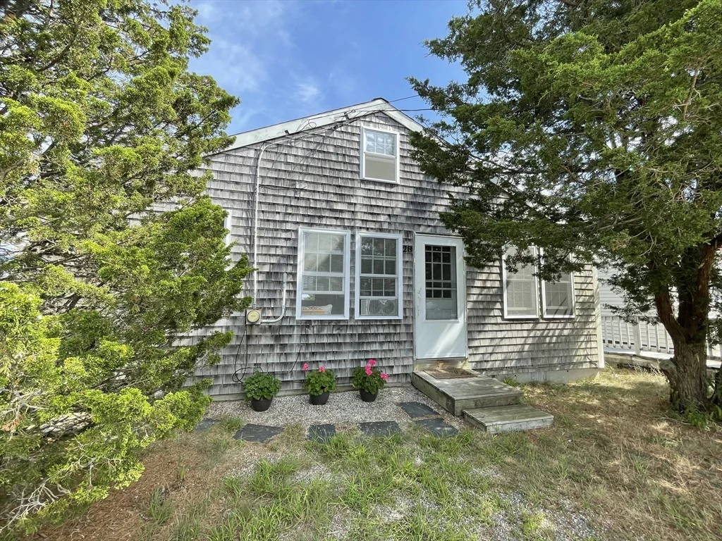 1 bed, 1 bath apartment for rent at 28 Brighton St, Green Harbor — photo 2 of 22
