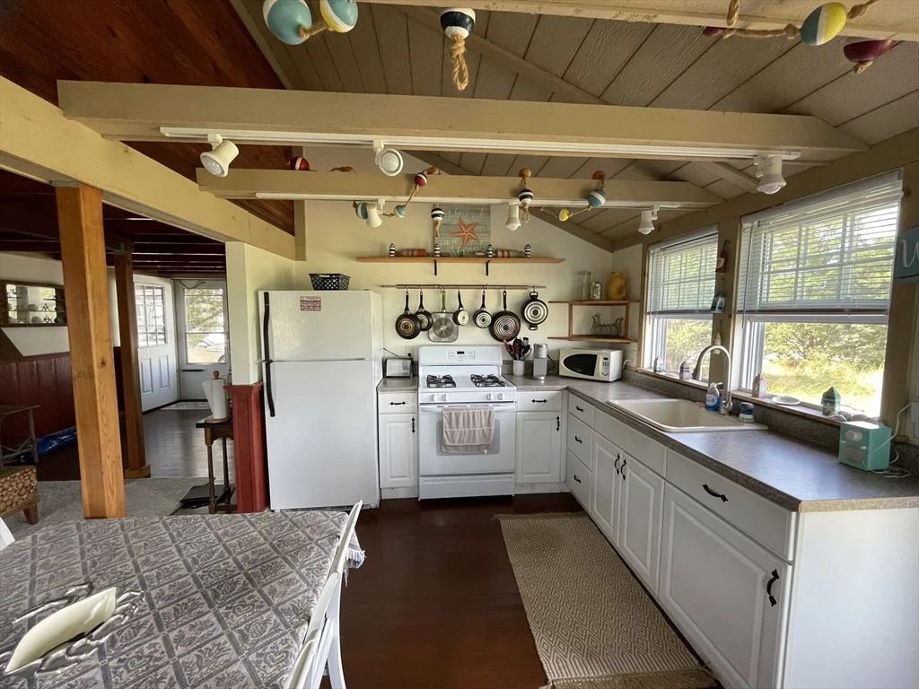 1 bed, 1 bath apartment for rent at 28 Brighton St, Green Harbor — photo 4 of 22