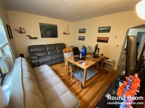 1 bed, 1 bath apartment for rent at 28 Brock St Unit 3, Oak Square — photo 4 of 12