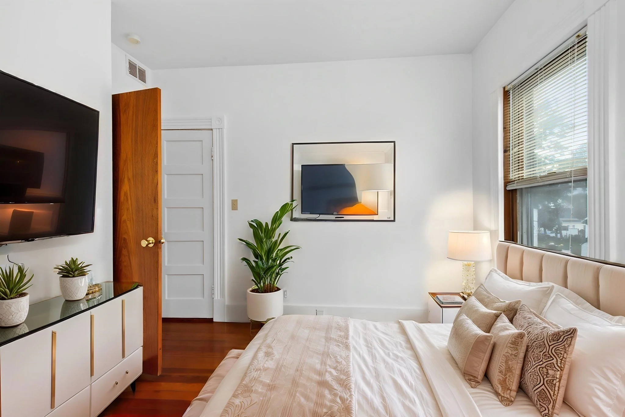 3 bed, 1 bath apartment for rent at 28 Central Sq Unit 3, Brockton — photo 3 of 11