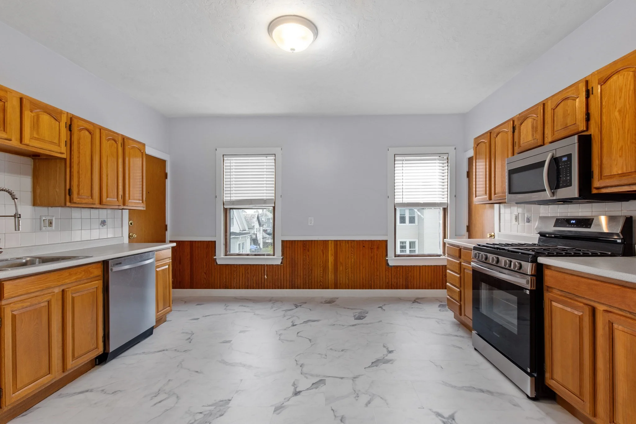 3 bed, 1 bath apartment for rent at 28 Central Sq Unit 3, Brockton — photo 6 of 11