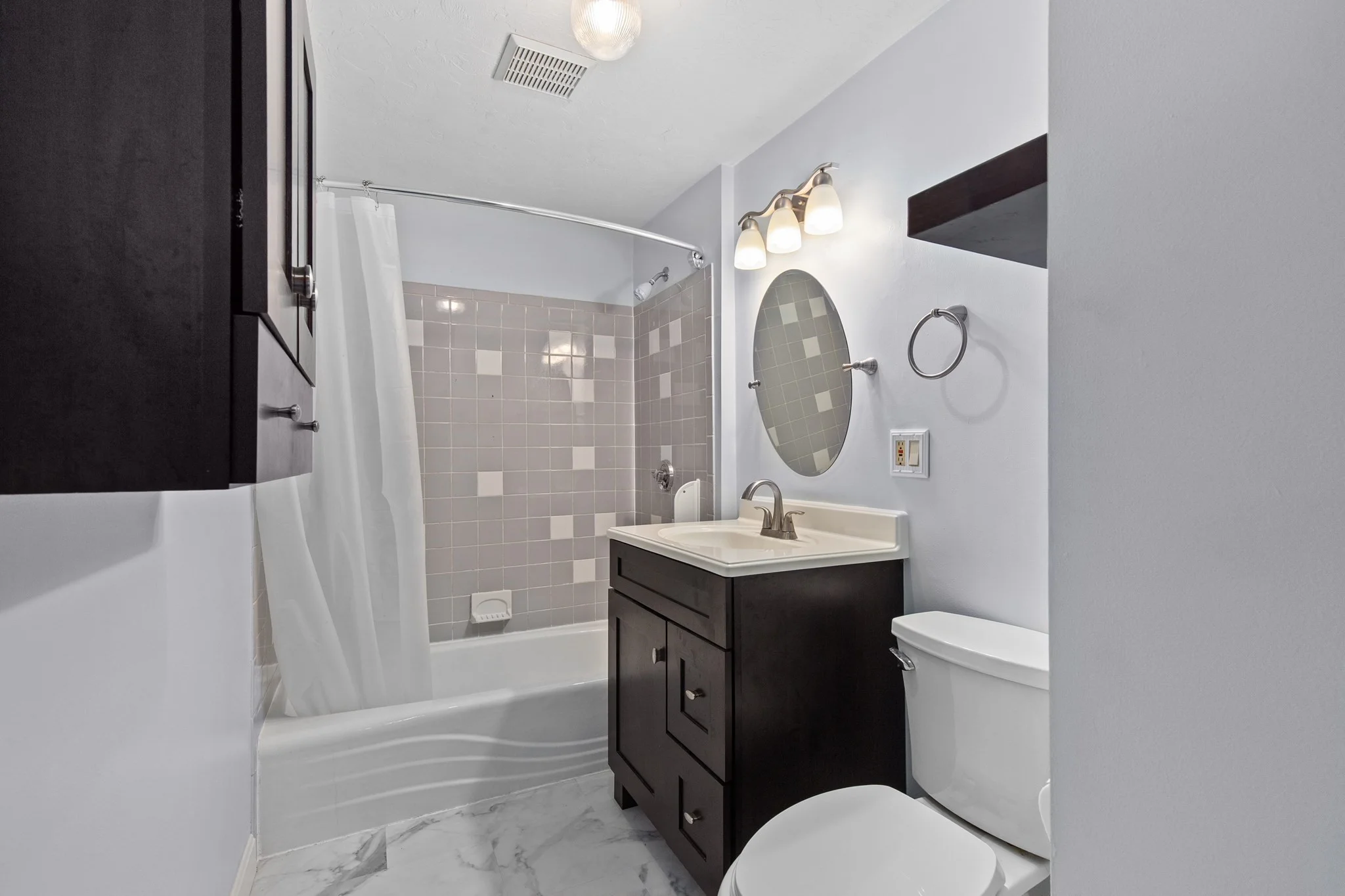 3 bed, 1 bath apartment for rent at 28 Central Sq Unit 3, Brockton — photo 4 of 11