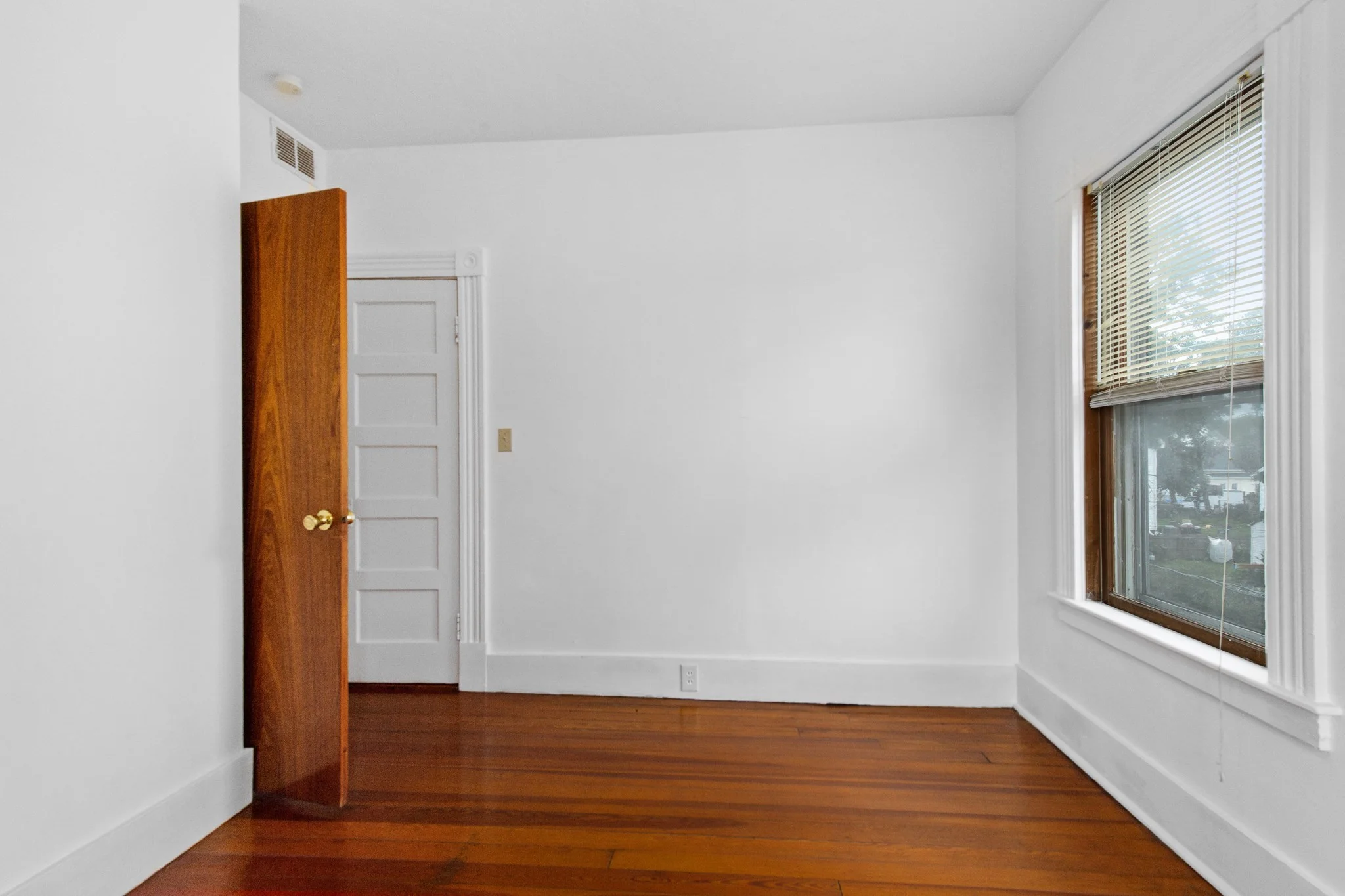3 bed, 1 bath apartment for rent at 28 Central Sq Unit 3, Brockton — photo 7 of 11
