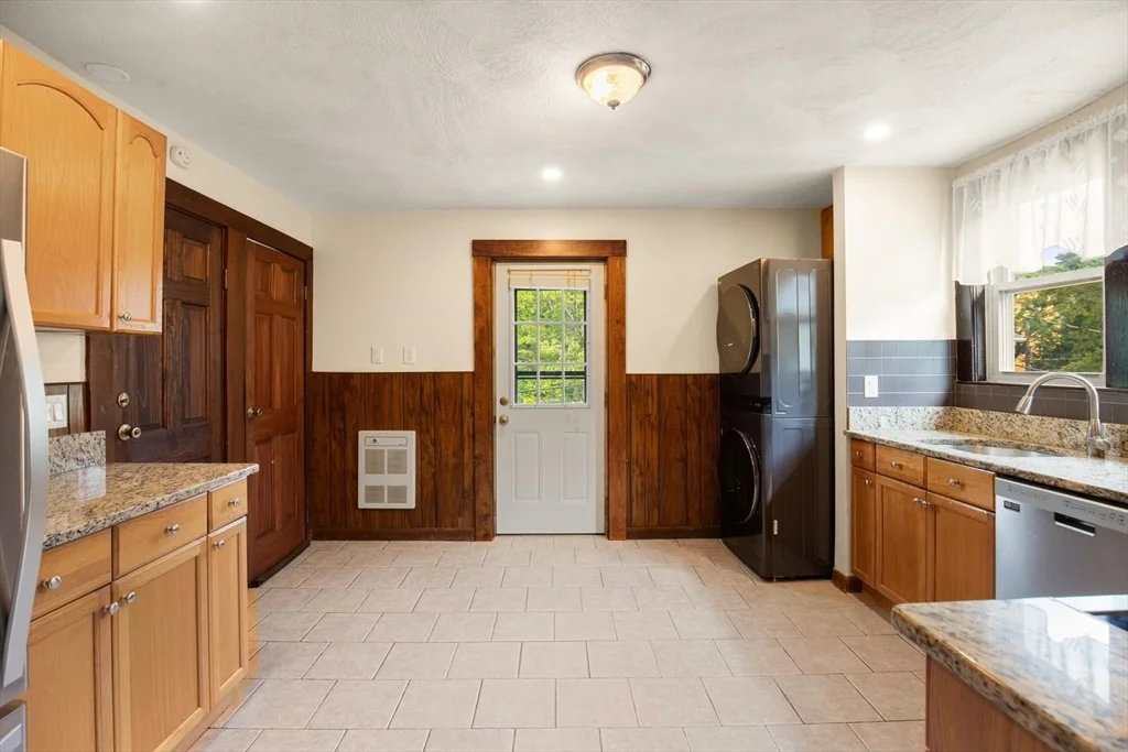 3 bed, 1 bath apartment for rent at 28 Churchhill Ave Unit 2, Arlington — photo 15 of 29