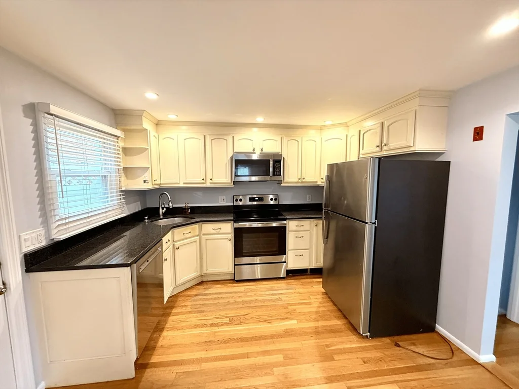 3 bed, 1 bath apartment for rent at 28 College Farm Rd Unit 2, Waltham — photo 10 of 14