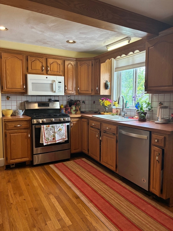 3 bed, 2 bath apartment for rent at 28 Coolidge Rd, Belmont — photo 5 of 15