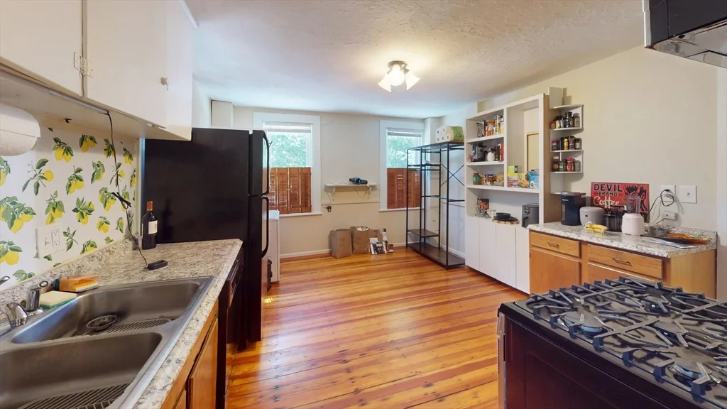 3 bed, 1 bath apartment for rent at 28 Cornwall St Unit 1, Boston — photo 2 of 11