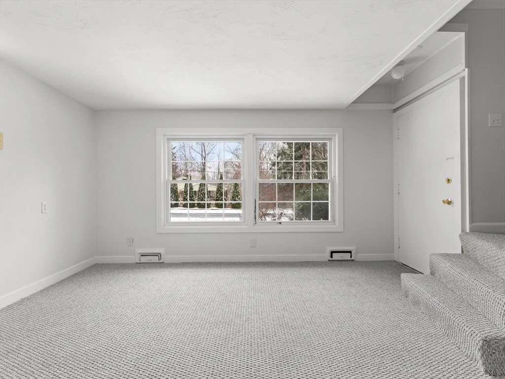 3 bed, 1 bath apartment for rent at 28 Crestview Dr Unit RHS, Westborough — photo 5 of 34