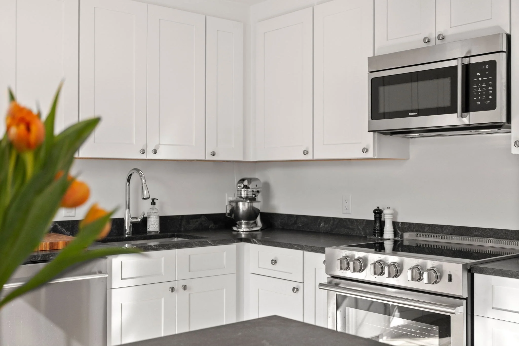 2 bed, 1 bath apartment for rent at 28 Elm St Unit 2, Manchester — photo 3 of 22