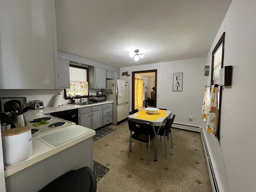 2 bed, 1 bath apartment for rent at 28 Fishermans Cove Rd, Davisville — photo 1 of 18