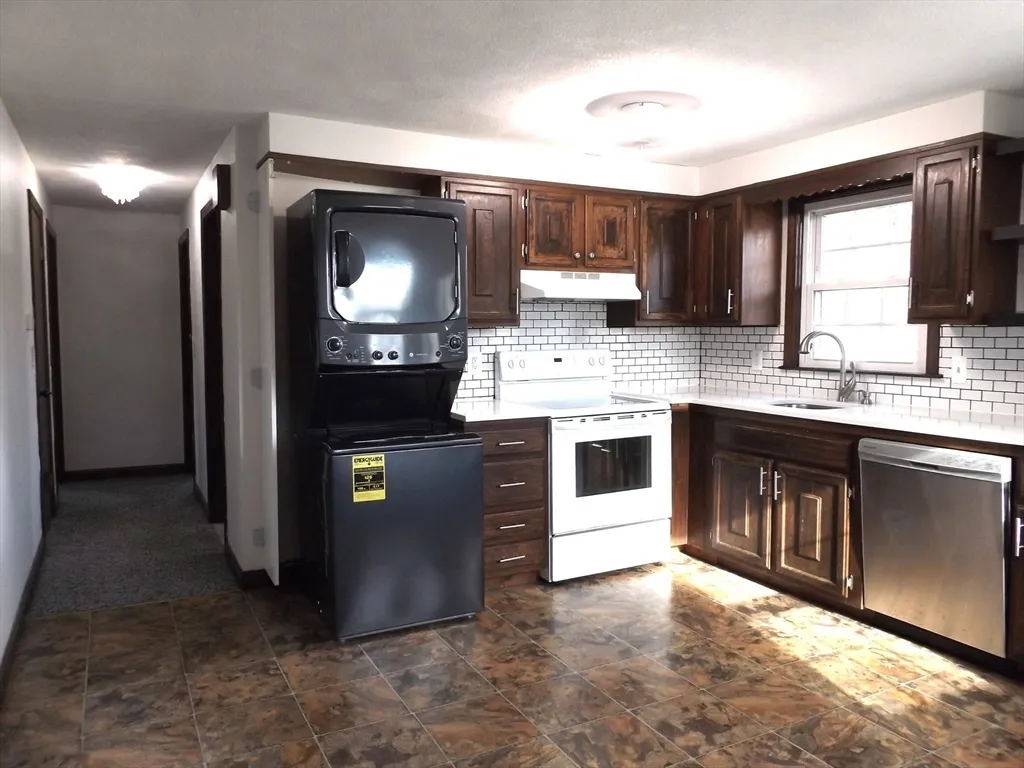 2 bed, 1 bath apartment for rent at 28 Greenwich St Unit 2, Attleboro — photo 2 of 11
