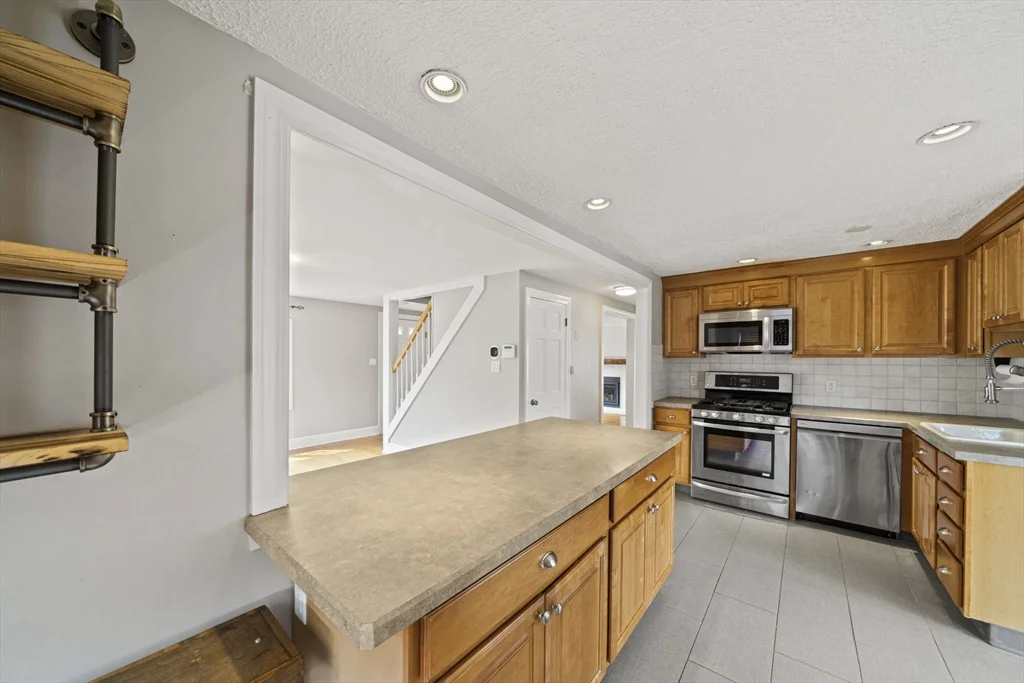 3 bed, 2 bath apartment for rent at 28 Hillside Ave, Stoneham — photo 6 of 36