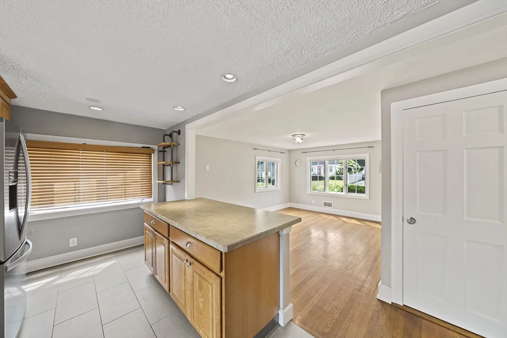 3 bed, 2 bath apartment for rent at 28 Hillside Ave, Stoneham — photo 5 of 36