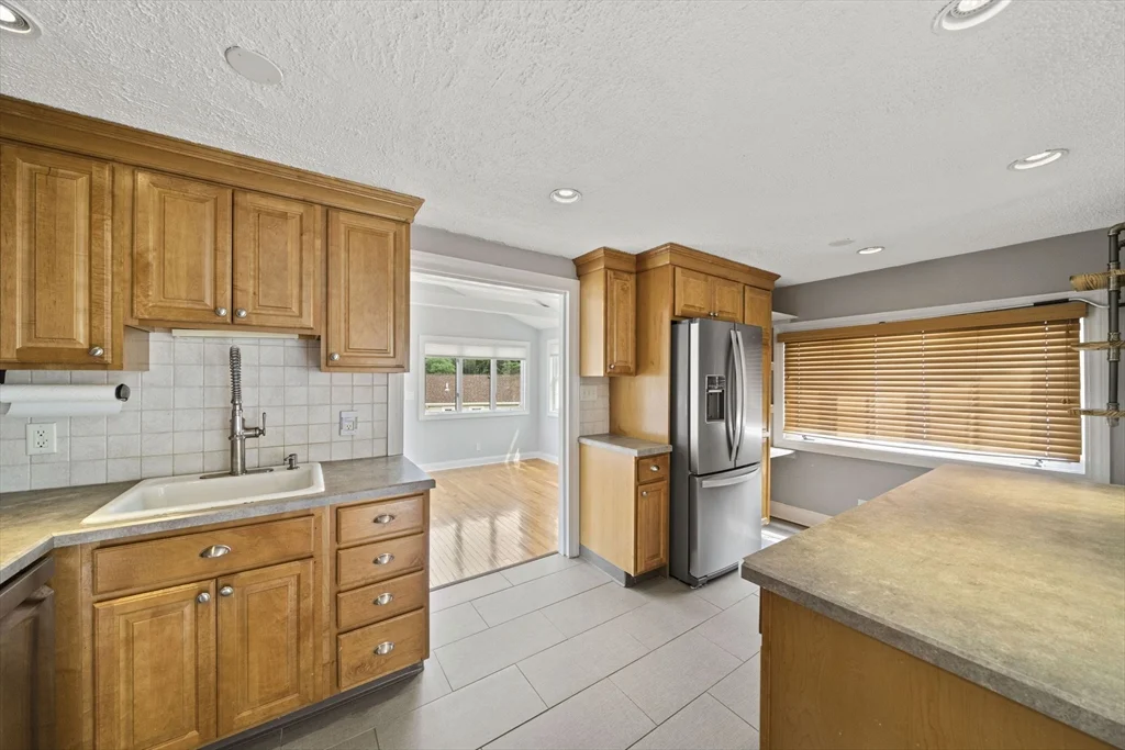 3 bed, 2 bath apartment for rent at 28 Hillside Ave, Stoneham — photo 4 of 36