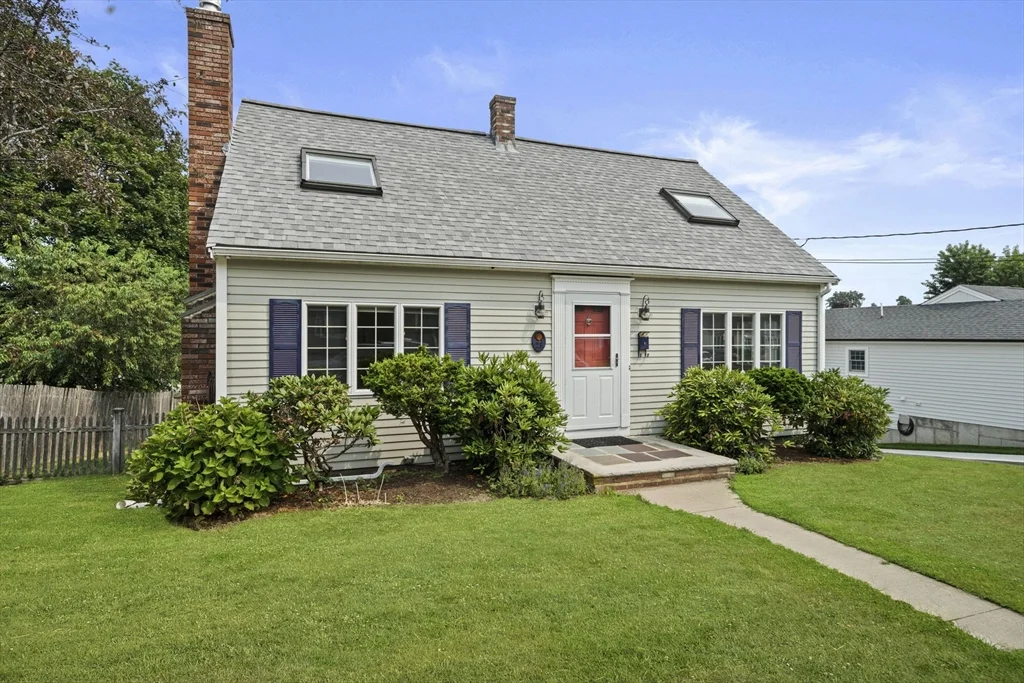 3 bed, 2 bath apartment for rent at 28 Hillside Ave, Stoneham — photo 2 of 36